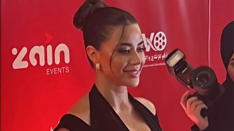 أناقة لافتة لـ يارا السكري على السجادة الحمراء في Trends Awards