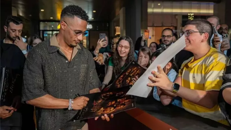 محمد رمضان يفتتح 