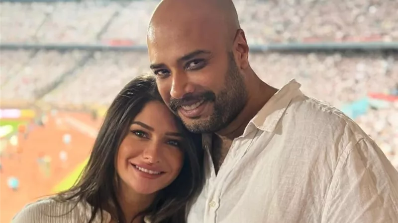 حاتم صلاح وزوجته يحتفلان بتتويج الزمالك بالدوري من مدرجات ستاد القاهرة