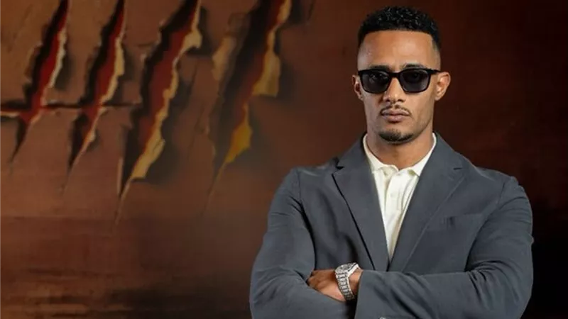 محمد رمضان اتخبط وكان هيقع من الطيارة بسبب عمرو أديب.. ما القصة؟