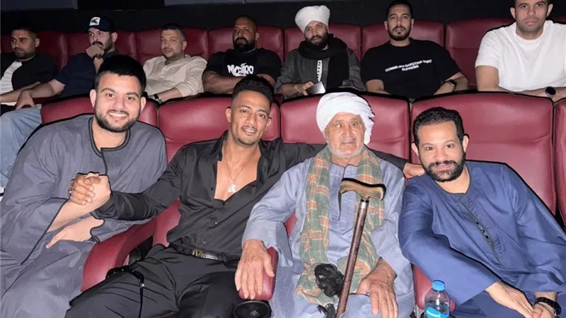 بعد منعهم من دخول السينما.. محمد رمضان يشاهد فيلم 