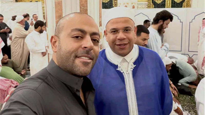 تامر عاشور والشيخ أسامة قابيل من داخل المسجد النبوي خلال أداء فريضة الحج 