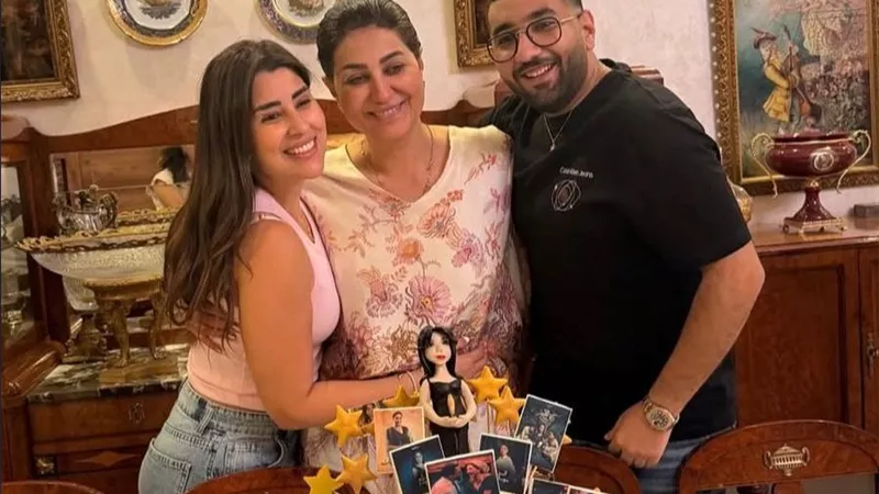 في اجواء عائلية.. وفاء عامر تحتفل بعيد ميلادها مع نجلها وآيتن عامر