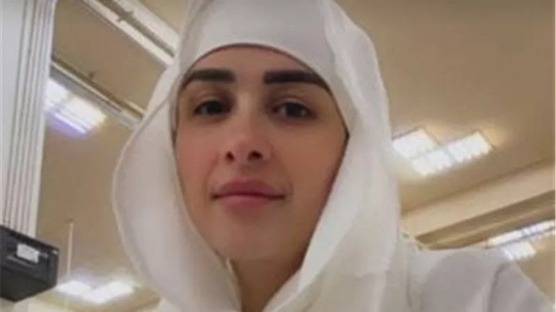 بملابس الإحرام.. ياسمين عبد العزيز تؤدي مناسك الحج وتتصدر التريند في يوم عرفة