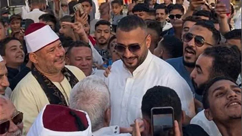 الناس كلها عاوزة تتصور معاه.. عصام السقا يقضي أول ايام العيد وسط أهله بمحافظة المنيا