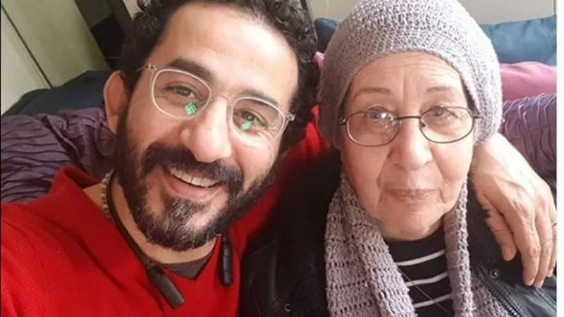 أحمد حلمي: لا يوجد عزاء لوالدتي وتلقيت العزاء على المقابر