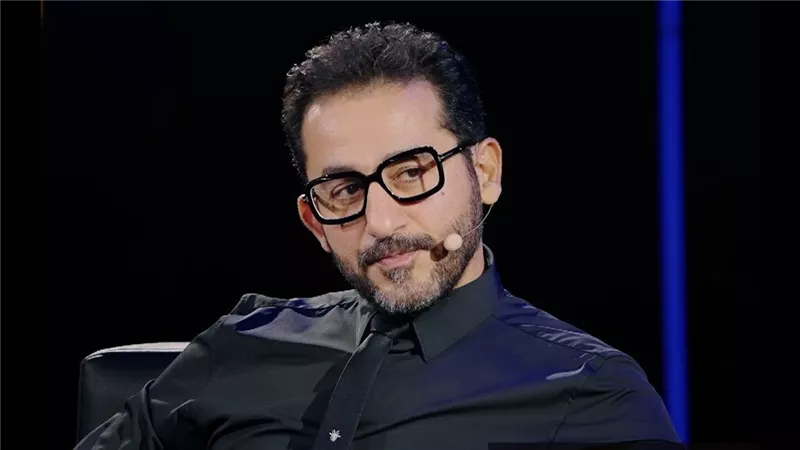 إسعاد يونس وكريم عبد العزيز ومحمد سعد منهم.. نجوم الفن يواسون الفنان أحمد حلمي في وفاة والدته 