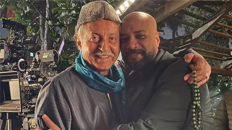 هتوحشني يا أبو شداد.. حاتم صلاح ينعي الفنان عبد العزيز مخيون