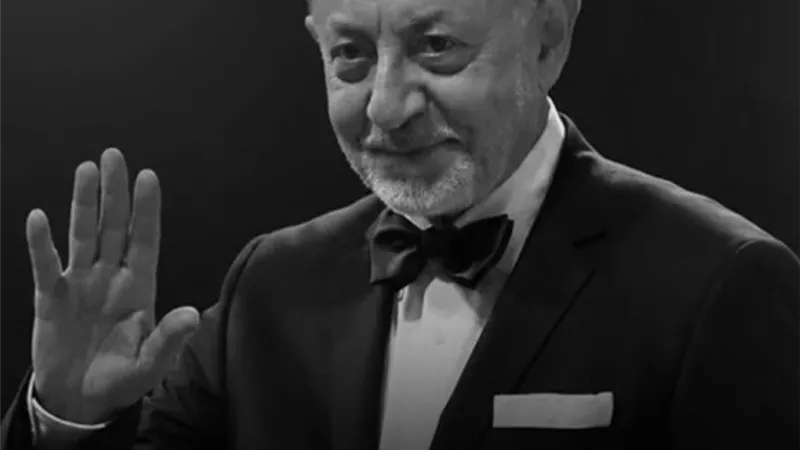 الفنان الراحل عبدالعزيز