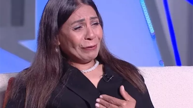 انهيار عفاف مصطفى على الهواء بسبب وفاة والدتها: دمرتني نفسيا