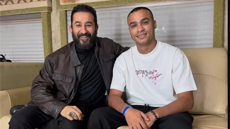 كان حلمي اشتغل معاه.. مصطفى حدوته ينشر صورة مع أحمد حلمي من داخل كارفان