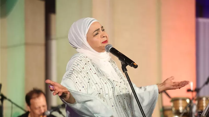 الفنانة حنان ماضي تفاجئ الجميع وتشيد بنظام 