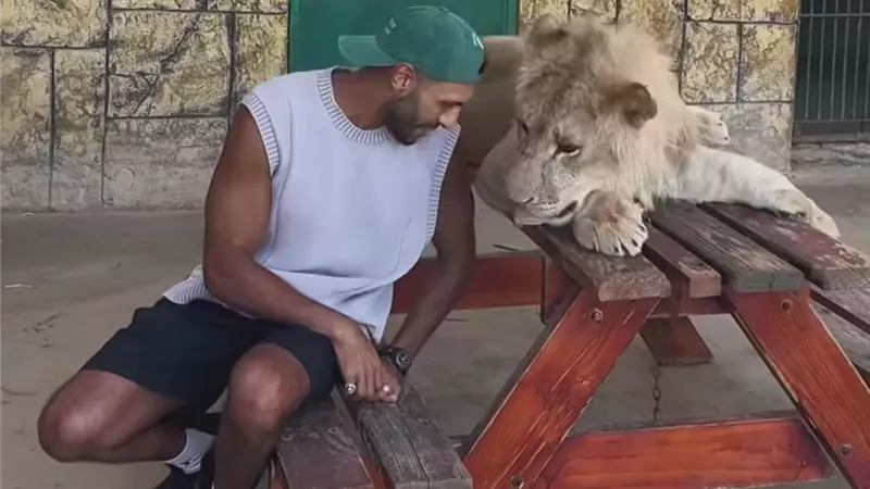 صاحب الأسد والزحلفة.. أحدث ظهور للفنان حسن أبو الروس 