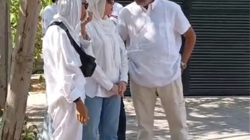 في مشهد إنساني مؤثر.. نجوم الفن ينفذون وصية محمد مرزبان ويرتدون الأبيض في جنازته