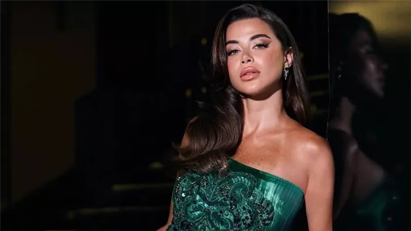 بالأخضر الزمردي.. إطلالة جذابة للفنانة يارا السكري