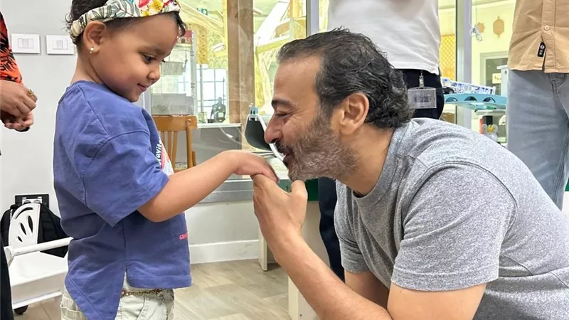 أحمد عزمي يشارك لحظات إنسانية مع أطفال السرطان ويدعو لهم بالشفاء