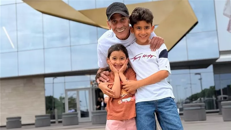 مع الأصدقاء والأحفاد.. محمود عزب يشارك صورًا من رحلته بأمريكا