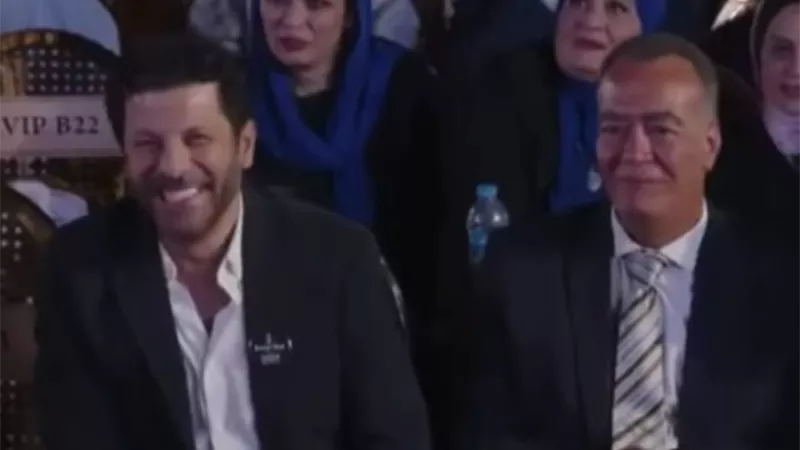 هيغطي عليك.. مصطفى قمر يمازح إياد نصار خلال حفل تخرج نجله 