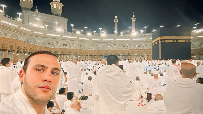 بعد نجاح فيلم صقر وكناريا.. محمد إمام يؤدي مناسك العمرة