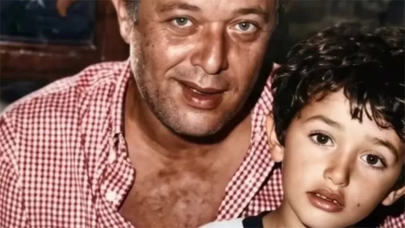 كريم محمود عبد العزيز يستعيد ذكرياته مع والده بصوره قديمة