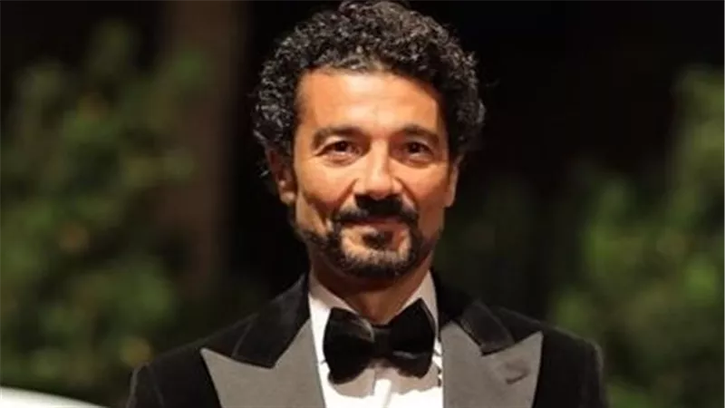 من شابه أباه.. خالد النبوي يحتفل بتخرج نجله الأصغر من المدرسة الفرنسية