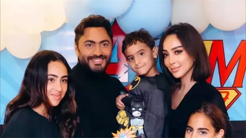 تامر حسني يحطم كاميرا  جار بسمة بوسيل لتعديه عليها