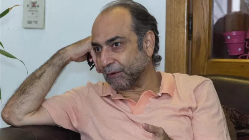 أحمد كمال: الصداقة أساس علاقتي بـ بناتي.. والفن جزء من تربيتهم| فيديو