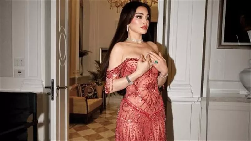 أحدث إطلالة لـ هيفاء وهبي بفستان روز جولد يبرز أناقتها