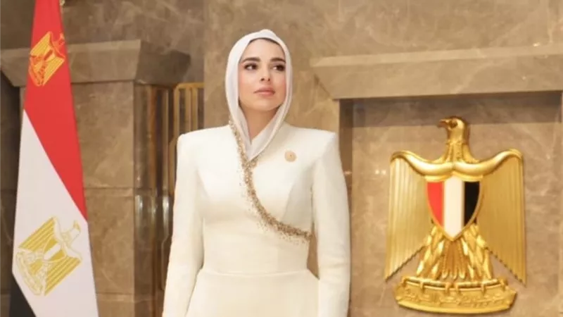 قبل آية السيسي.. نجوم تألقوا بفساتين من توقيع مرام برهان