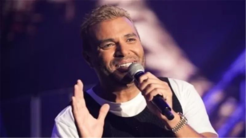 بإطلالة كاجوال .. رامي صبري يتألق في حفله الثاني بـ أبو ظبي