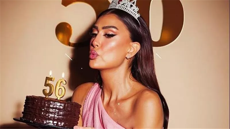 بإطلالة تشبه الملكات.. غادة عبدالرازق تحتفل بعيد ميلادها الـ56
