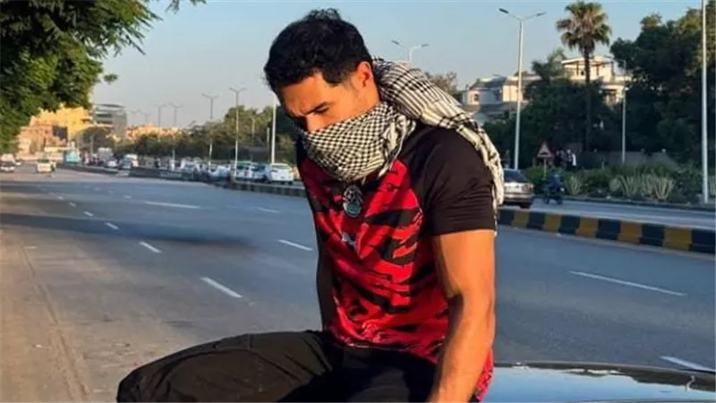 بتيشرت المنتخب وكوفية فلسطين.. يوسف عمر يدعم المنتخب المصري
