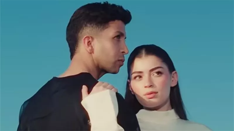مستنيينك.. ليلى زاهر وهشام ماجد في أحد جلسة تصوير بمناسبة الحمل