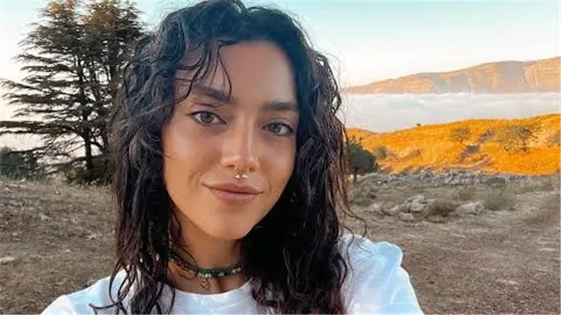 ساعة ونص سموا بدنا.. الفنانة اللبنانية ستيفاني عطالله تدعم منتخب مصر بطريقتها الخاصة 