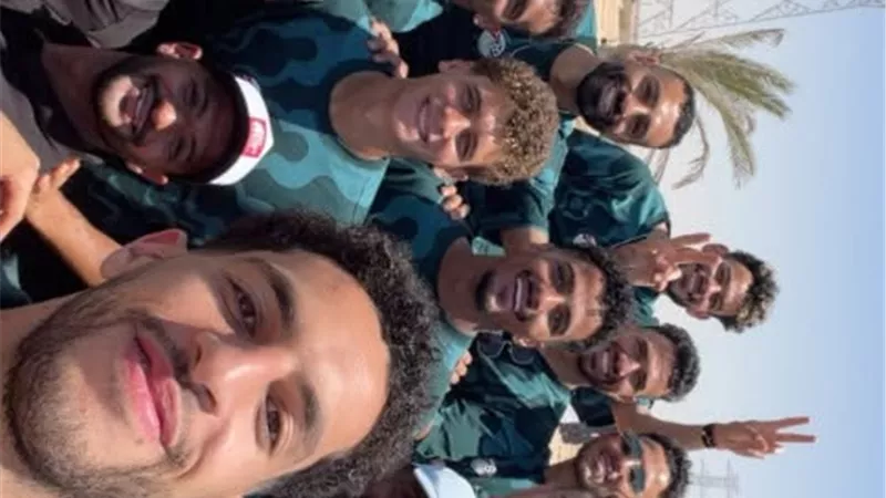 نجوم المنتخب يغنون يامصر بتعمليها إزاي مع الجمهور في العلمين