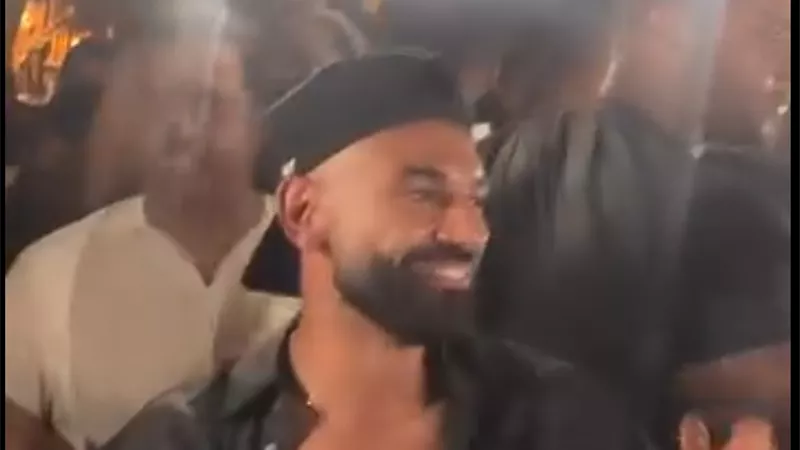 الاحتفالات مستمرة.. محمد صلاح يغني مع الجمهور 
