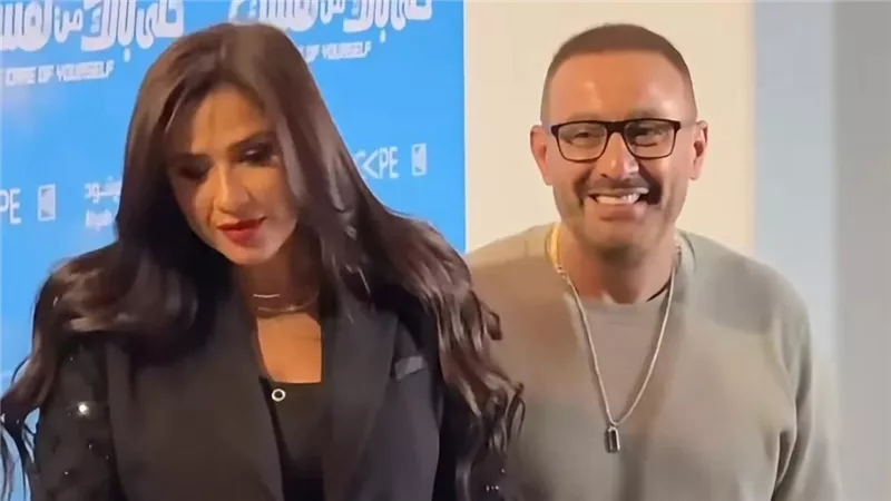 السقا وياسمين عبد العزيز يحتفلان بالعرض الخاص لفيلمهما الجديد في الكويت