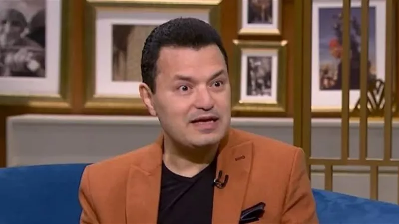 بعد سنوات من الغياب.. أشرف وحيد سيف يعود للأضواء وسط دموع وداع شقيقته