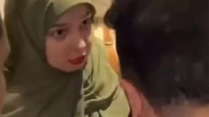 أنا همشي لوحدي.. معجبة تحرج أحمد العوضي بتصرف مفاجئ في عرض شمشون ودليلة 