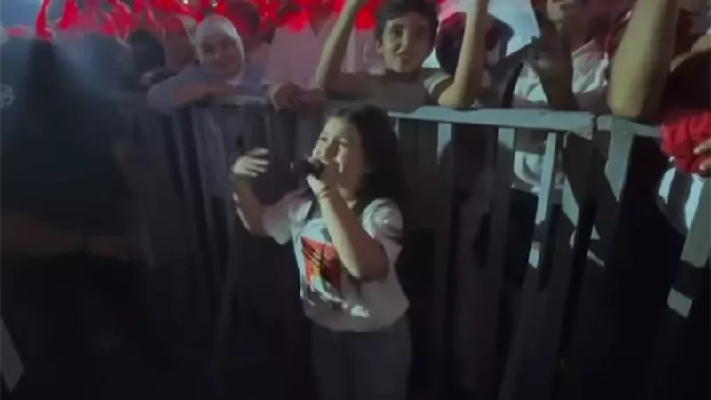 مسيرك هتمثلي معايا.. تامر حسني يحتفي بطفلة شاركته الغناء في حفل المنصورة