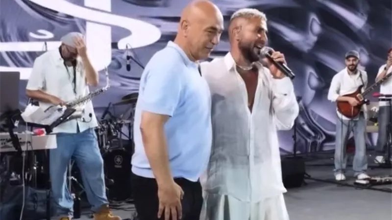 نورت الدنيا يا حبيب قلبي.. أحمد سعد يستقبل حسام حسن على المسرح 