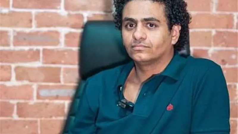 محمد صلاح العزب يروي مأساة مؤلمة: مسنة ظلت 3 أيام بجوار جثمان شقيقها