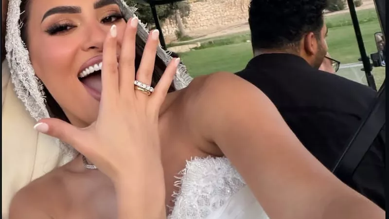 احنا في حياتك أيه؟! الجمهور يتفاعل مع مفاجأة زفاف فرح نوفل شقيقة الفنانة كارمن سليمان