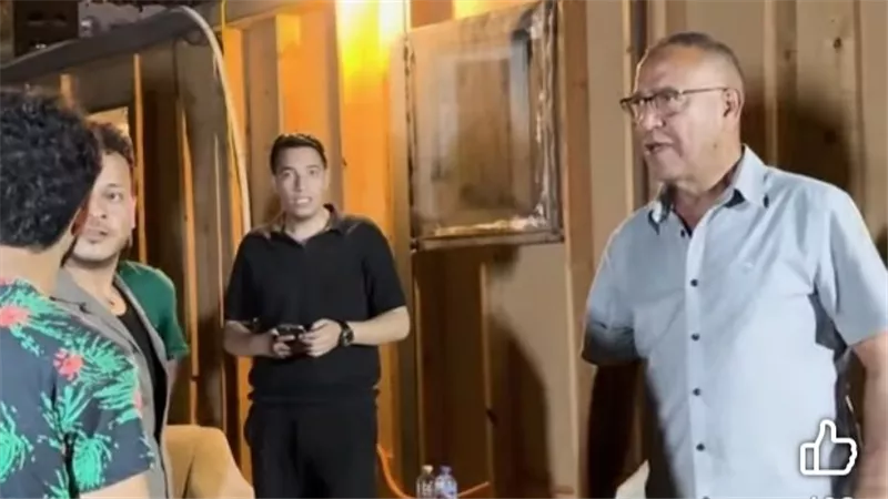 أشرف عبد الباقي يروج لمسرحية الساحل الشرير