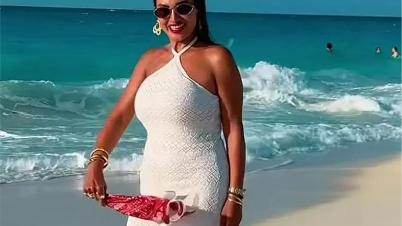 روجينا تستمتع بإجازتها الصيفية على البحر بإطلالة أنيقة على أنغام عمرو دياب