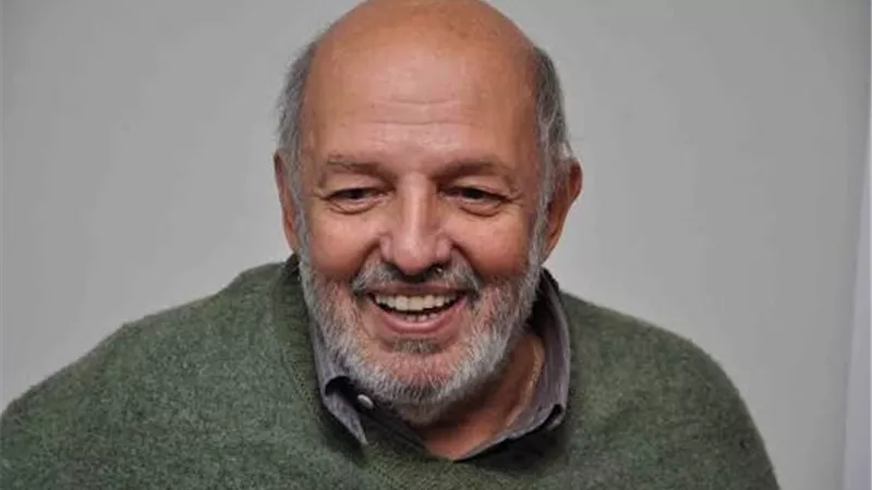 في ذكرى رحيله.. محمد خان صنع سينما تشبه الناس وترك إرثًا لا يُنسى