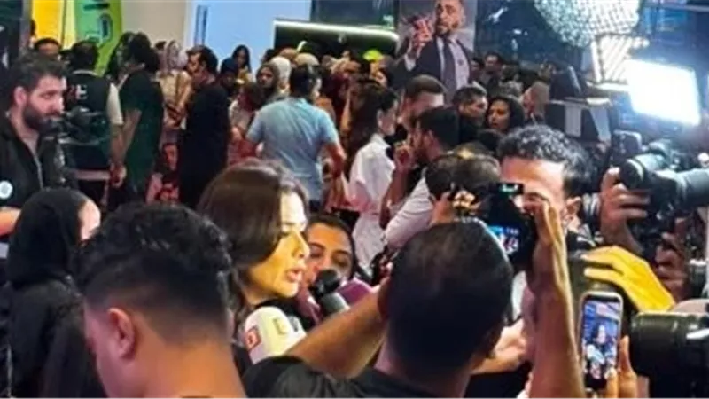 استقبال جماهيري لياسمين عبد العزيز في العرض الخاص لفيلم خلي بالك من نفسك