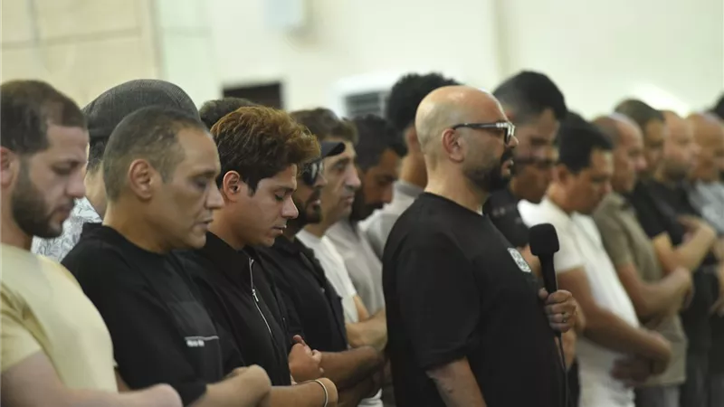 شقيق تامر حسني يؤم المصلين في جنازة والده بمسجد الدجوي