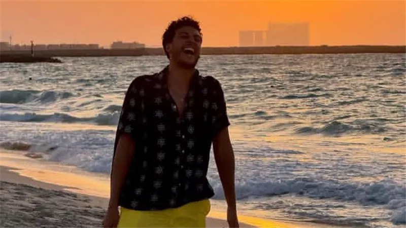 أحمد عبد الوهاب يستمتع بأجواء الغروب على الشاطئ
