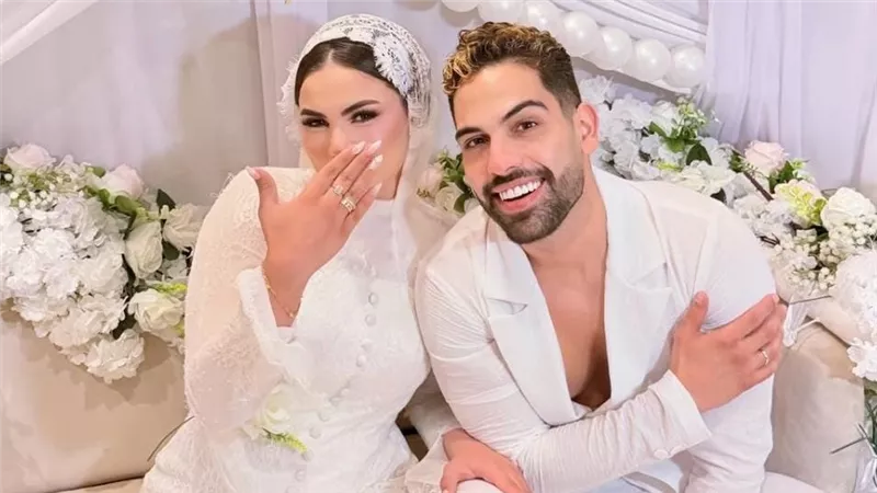 لقطات رومانسية.. أحمد فريد يحتفل بخطوبته على فتاة من خارج الوسط الفني